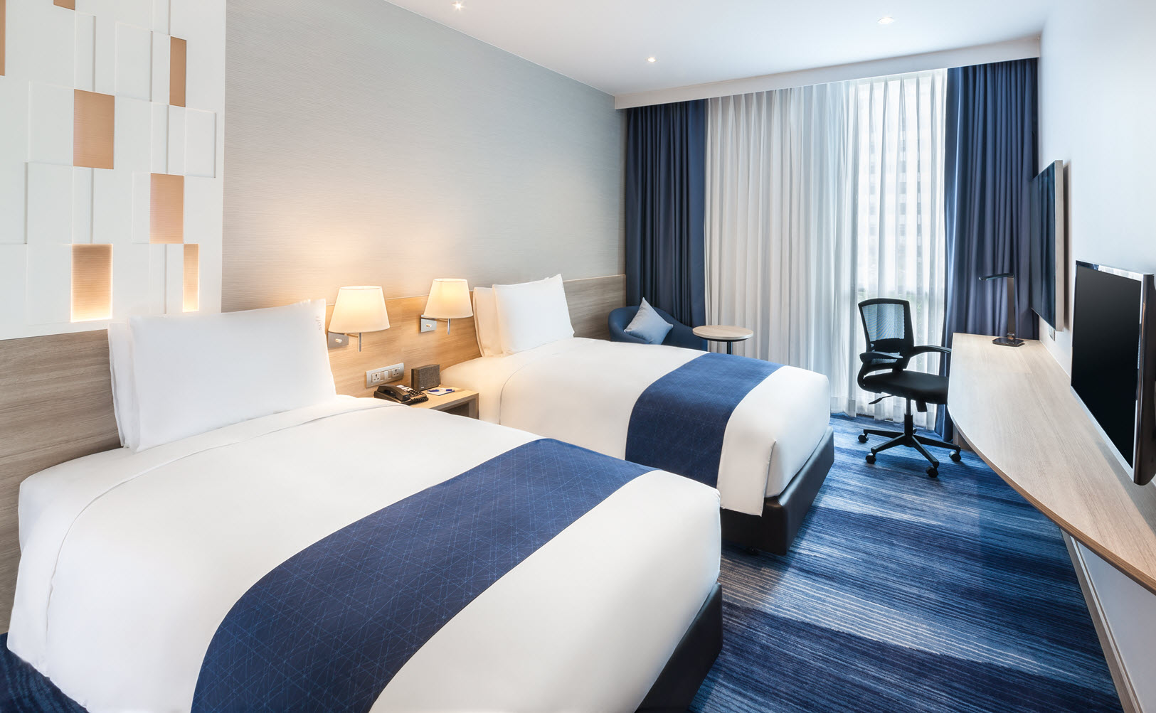 Accommodation Holiday Inn Express Bangkok Soi Soonvijai